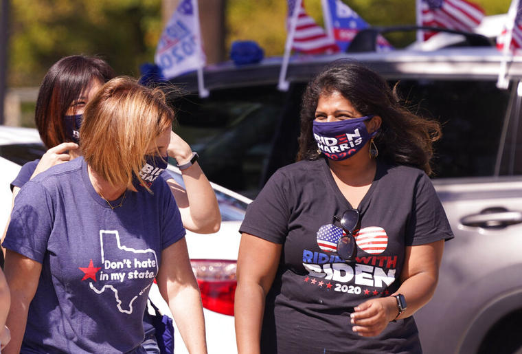 Dos simpatizantes del candidato demócrata Joe Biden en Texas