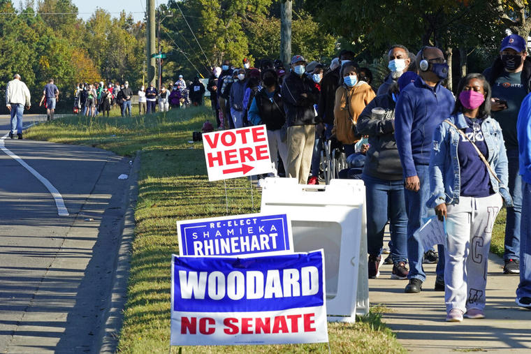 Fila para votar por anticipado en Durham, Carolina del Norte