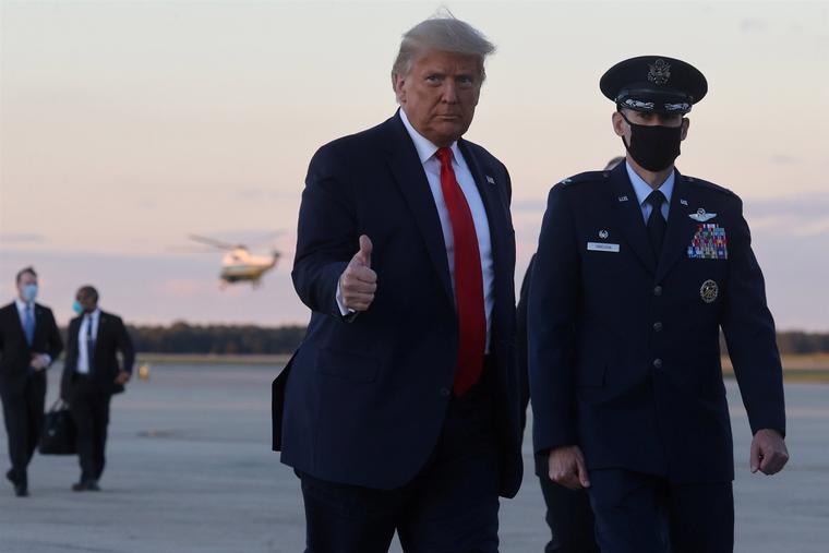 El presidente Donald Trump llega a la base Andrews para viajar a un evento de campaña, en Pennsylvania, en el Air Force One.