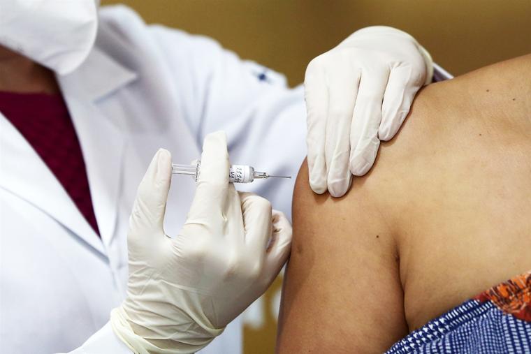 Una enfermera administraba una dosis de la vacuna Sinovac de China, a un voluntario en el Hospital São Lucas en Porto Alegre, Brasil, el 8 de agosto.