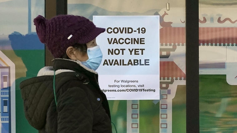 Una farmacia en San Francisco recuerda a sus residentes que la vacuna del COVID-19 aún no está disponible, en medio de un récord de casos. 