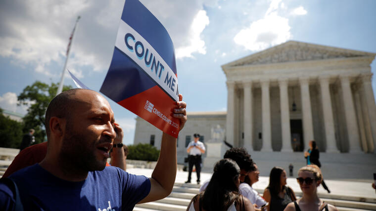 Un jóven protesta en la Corte Suprema contra el intento del Gobierno de Donald Trump de incluir la pregunta sobre la ciudadanía en el Censo en 2019. 
