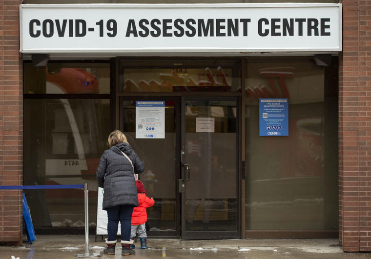 Este viernes, día de Navidad, personas esperan ser atendidas en un centro de diagnóstico de COVID-19 en Toronto, Canadá. 