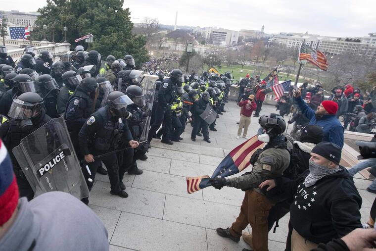 Partidarios de Trump se enfrentan a la policía afuera del Capitolio 