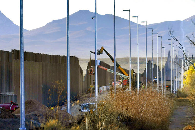 Constructores levantan una sección del muro fronterizo en Douglas, Arizona