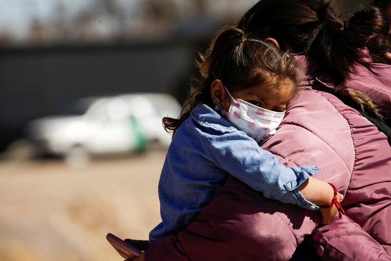 Una niña migrante y su mamá cerca del Río Bravo en Ciudad Juárez antes de solicitar asilo en El Paso, Texas.