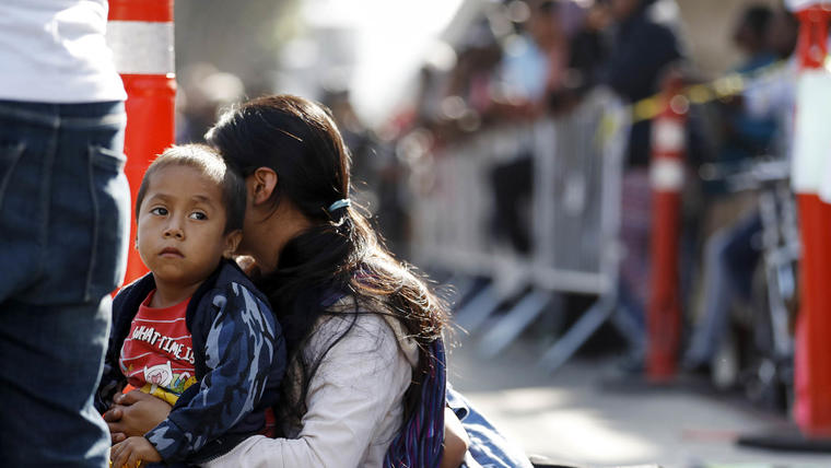Una migrante espera para solicitar asilo en Estados Unidos junto a su hijo en la frontera, en Tijuana, México. El plan migratorio traerá más oportunidades para las familias que huyen de la violencia en Centroamérica. 