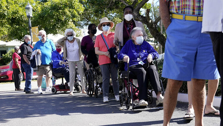 Los residentes esperan en la fila para recibir la vacuna de Pfizer-BioNTech contra el COVID-19 en un centro de vacuncación de Florida, donde tienen prioridad los mayores de 65 años. 