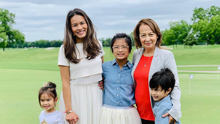 En esta fotografía compartida en Facebook, puede verse a Jackie Nguyen, de 41 años (arriba a la izquierda), junto a su madre, Loan Le de 75 años, su hija Collette de 5 años, su hija Olivia de 11 años y su hijo Edison de 8 años.