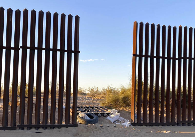 Fotografía de un hueco en la valla fronteriza que cortaron traficantes de personas