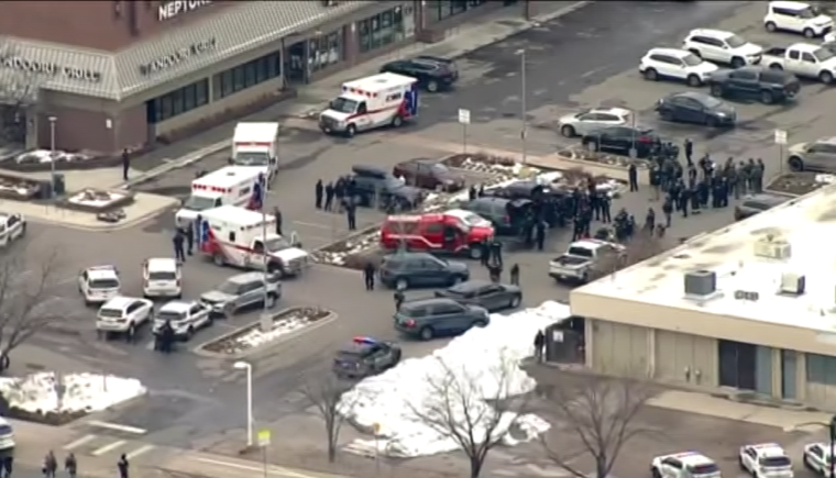 Imagen aérea del supermercado King Soopers de Colorado, donde la policía respondió a un tiroteo activo