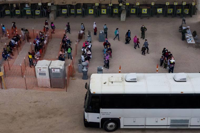 Familias migrantes de Centroamérica que solicitaron asilo son transportadas en Texas a un centro de procesamiento de CBP