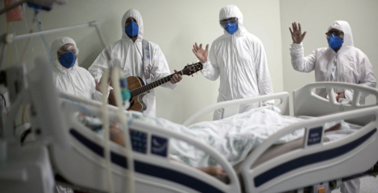 Trabajadores de la salud cantan y rezan este domingo en un hospital de Belem, en Brasil, donde los contagios de coronavirus están fuera de control.
