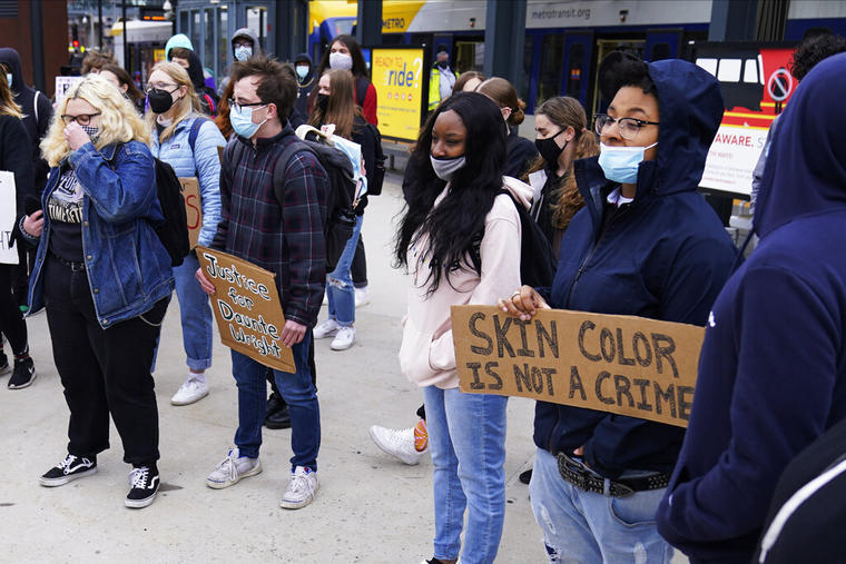 Estudiantes protestan en Minneapolis contra la brutalidad policial mientras el jurado en el juicio por George Floyd inicia de su deliberación