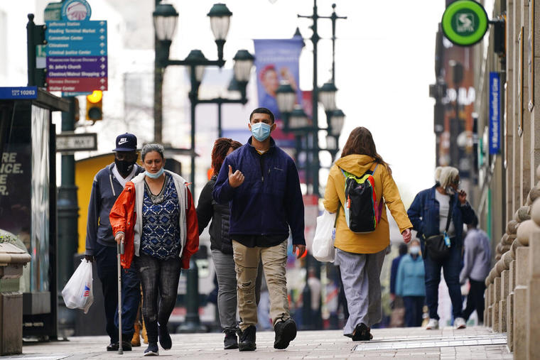 Gente que camina por una de las principales calles de Philadelphia