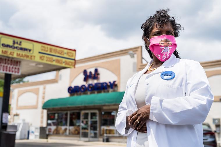 La doctora Karen Smith afuera de la tienda J&L Grocery en Raeford, Carolina del Norte, donde administró las vacunas contra el COVID-19 a los residentes locales.