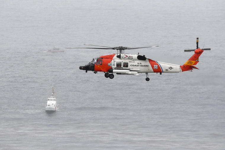Un helicóptero de la Guardia Costera busca sobrevivientes tras el naufragio de una embarcación en la costa de San Diego