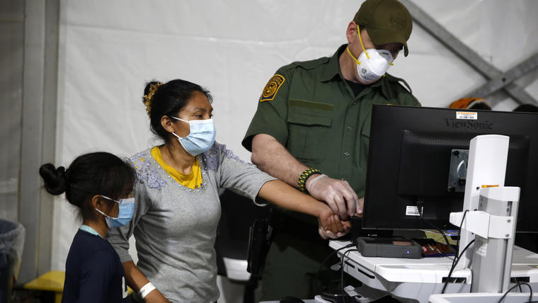 Se toman las huellas digitales de una migrante en el área de admisión en las instalaciones de detención del Departamento de Seguridad Nacional el 30 de marzo de 2021 en Donna, Texas.