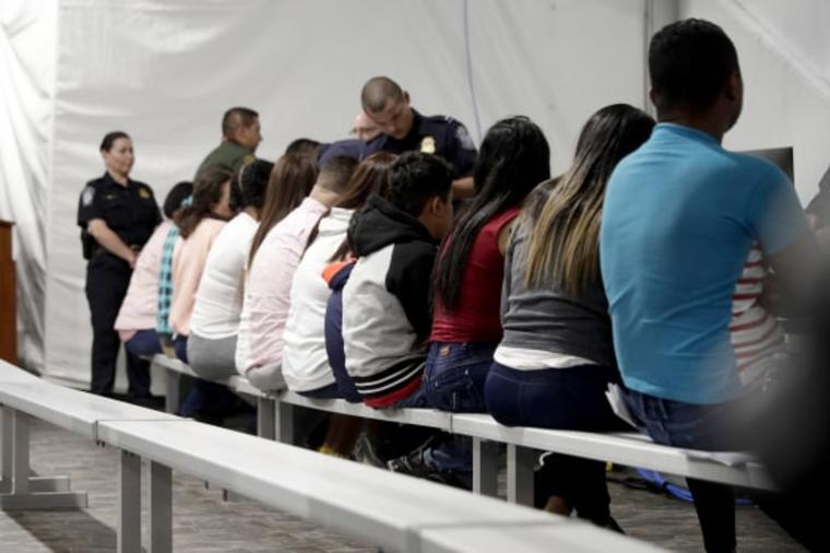 Solicitantes de asilo en un centro de procesamiento junto a un tribunal migratorio temporal, establecido en tiendas de campaña, en Laredo, Texas, en septiembre de 2019.