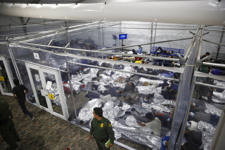 Niños migrantes en un centro de detencion de la Patrulla Fronteriza en Donna, Texas