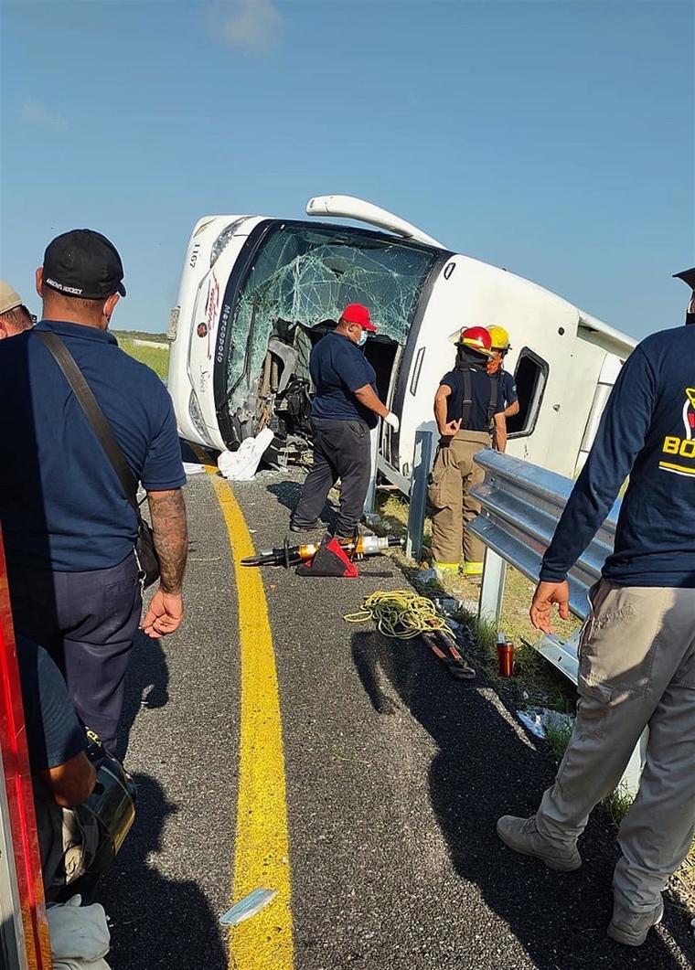 Equipos de rescate trabajan en la zona del accidente del autobús de pasajeros en el municipio de Reynosa