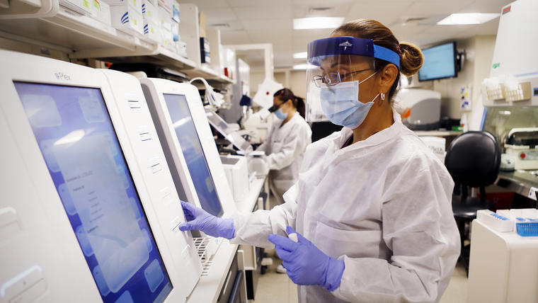 Adriana Cardenas, una tecnóloga médica procesa muestras de pruebas de coronavirus en los laboratorios de AdventHealth Tampa el 25 de junio de 2020 en Tampa, Florida.