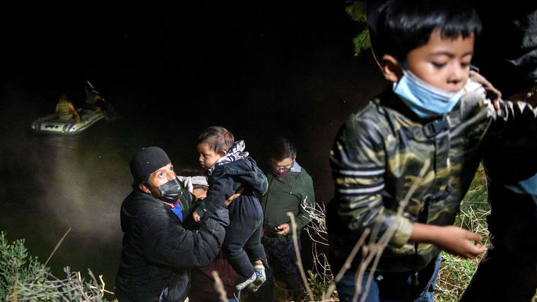 Migrantes de Centroamérica, que llegaron ilegalmente de México a Estados Unidos para buscar asilo, desembarcan de un bote inflable después de cruzar el río Grande antes de entregarse a los agentes de la Patrulla Fronteriza en la ciudad fronteriza de Roma 