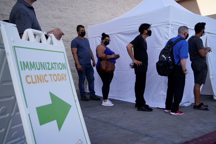 Varias personas esperaban para vacunarse contra el COVID-19 el miércoles 8 de julio del 2021, durante un evento en el mercado La Bonita, una tienda de productos hispanos en Las Vegas, Nevada.