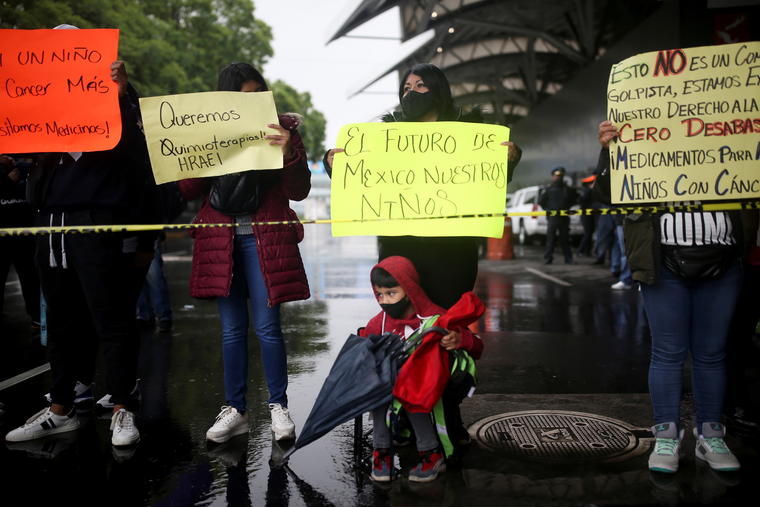 Familiares de los niños con cáncer durante una manifestación contra la escasez de medicamentos en el Aeropuerto Internacional Benito Juárez, de Ciudad de México, el 30 de junio de 2021.