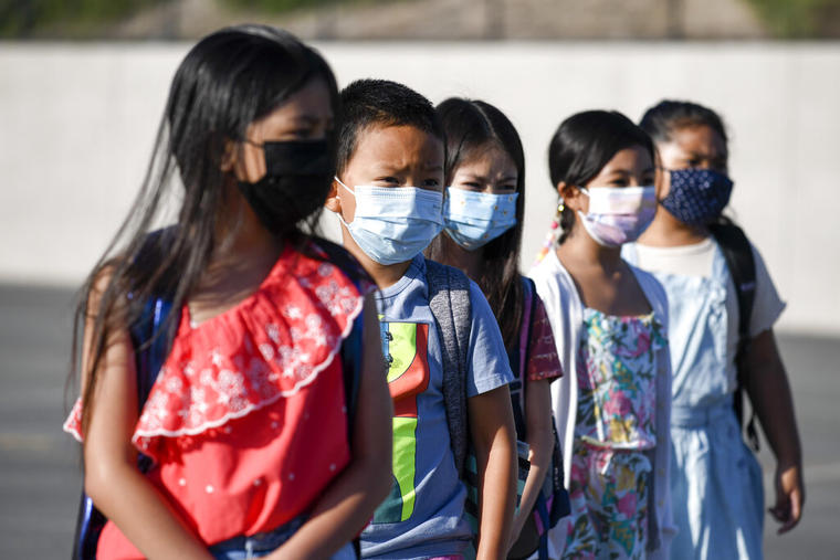 Alumnos de primaria usan la mascarilla en una escuela de Chula Vista, California
