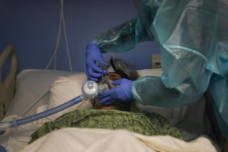 En esta imagen del 7 de enero del 2021, la enfermera Kyanna Barboza ajusta el ventilador de una de sus pacientes con COVID-19 en el Hospital St. Joseph de Orange, California.