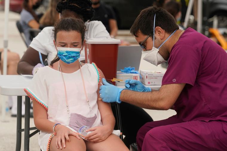 Francesca Anacleto, de 12 años, recibió la vacuna contra el COVID-19 el miércoles 4 de agosto del 2021 en Miami Beach, Florida. Hasta esta fecha, 165.9 millones de personas estaban completamente vacunadas contra el virus en Estados Unidos. 