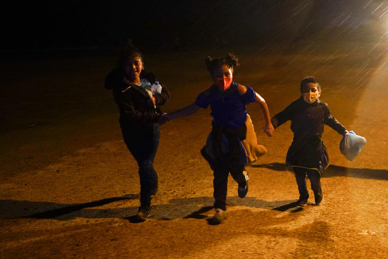 Migrantes cruzan la frontera cerca de Roma, Texas