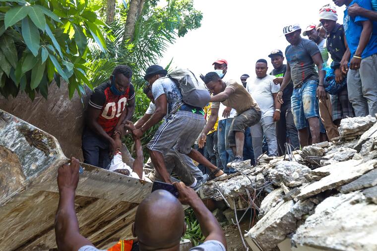 Las labores de rescate continúan en Haití, luego del sismo del 14 de agosto de 2021.