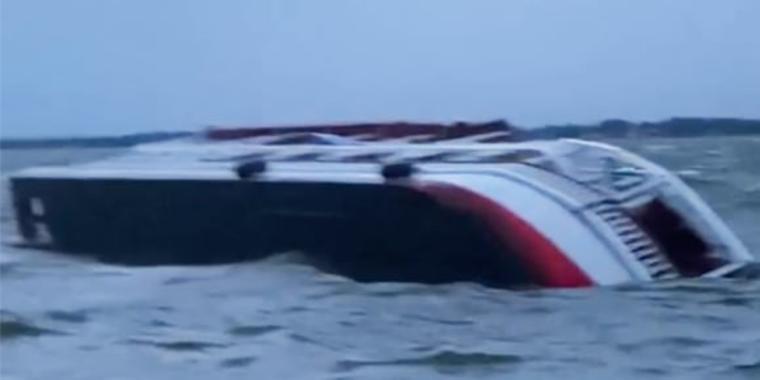 El bote zozobró el sábado en el lago Conroe, en Texas, a unas 40 millas al norte de Houston.