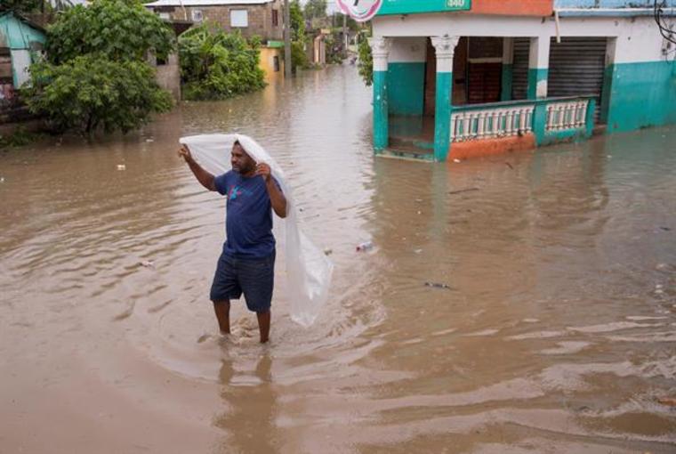 Un hombre caminaba por las calles inundadas del barrio Moscú, República Dominicana, el 12 de agosto de 2021.