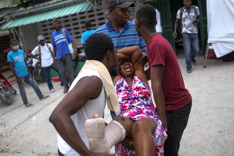 Una mujer herida es trasladada este lunes al hospital en Les Cayes, Haití.