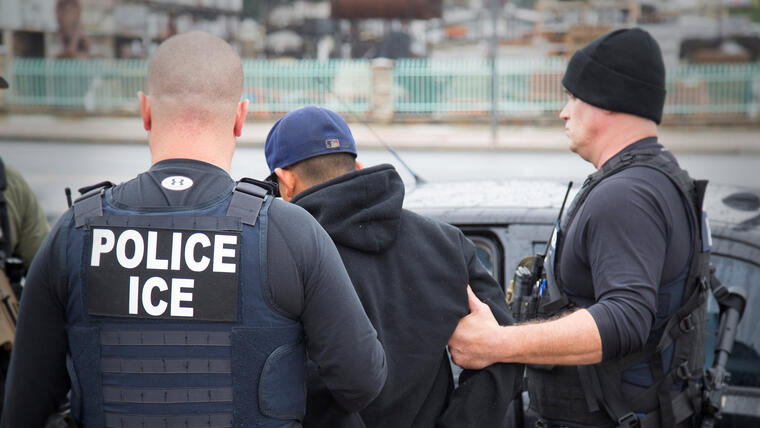 Agentes del Servicio de Inmigración y Control de Aduanas (ICE) detienen a un sospechoso en una operación policial en Los Ángeles, California, 7 de febrero de 2017.
