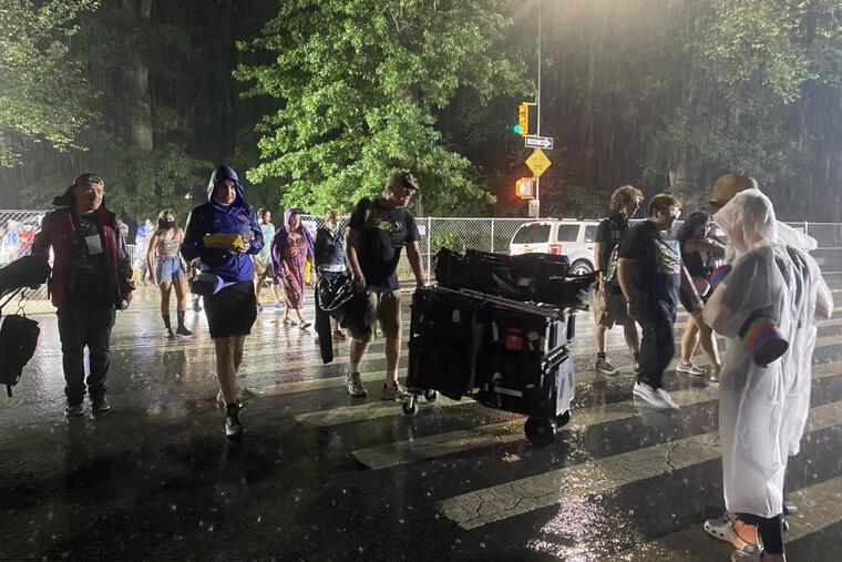 Mies de personas tuvieron que salir de Central Park cuando se suspendió el concierto "We Love NYC: The Homecoming Concert" debido a la tormenta tropical Henri, el 21 de agosto de 2021.