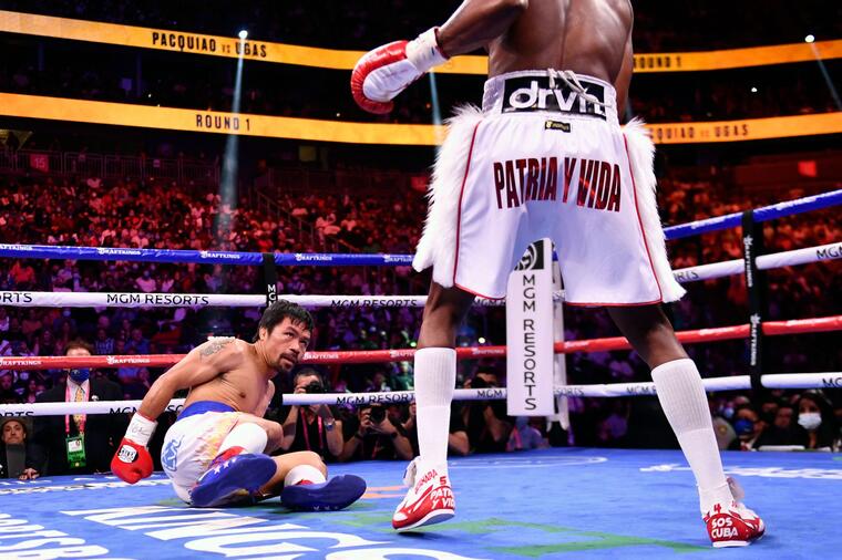 Manny Pacquiao yace en el suelo tras ser derribado por Yordenis Ugás durante su pelea del sábado en Las Vegas. "Es posible que no vuelvas a ver a Manny Pacquiao pelear en el ring", dijo el boxeador después del encuentro. 