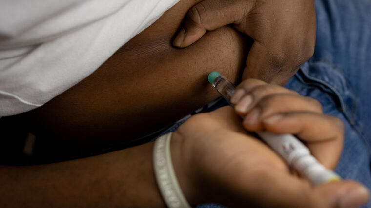 Adedotun Adebayo, de 15 años y quien padece diabetes tipo 2, se aplica insulina antes de una cena en su hogar en Maryland, Estados Unidos. 
