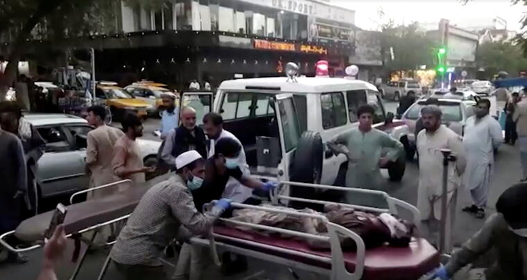 Heridos son llevados a un hospital tras el atentado cerca del aeropuerto de Kabul