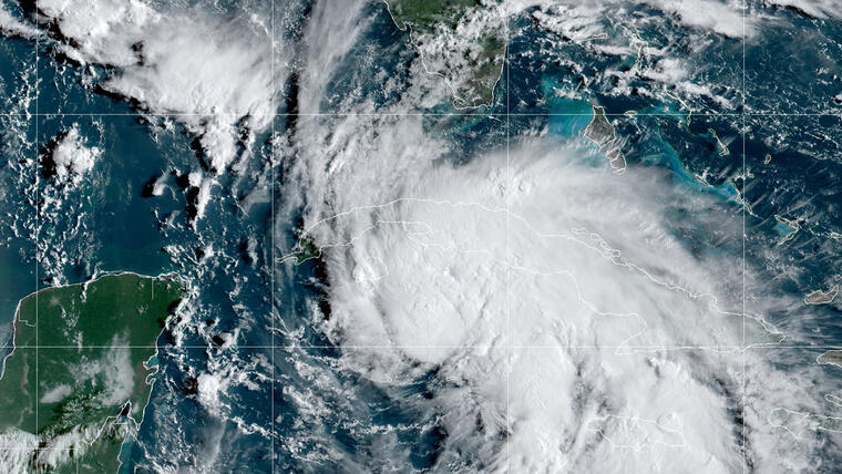 Una imagen de satélite muestra la tormenta tropical Ida después de formarse en el Caribe, a unas 75 millas (125 kilómetros) al noroeste de Gran Caimán.