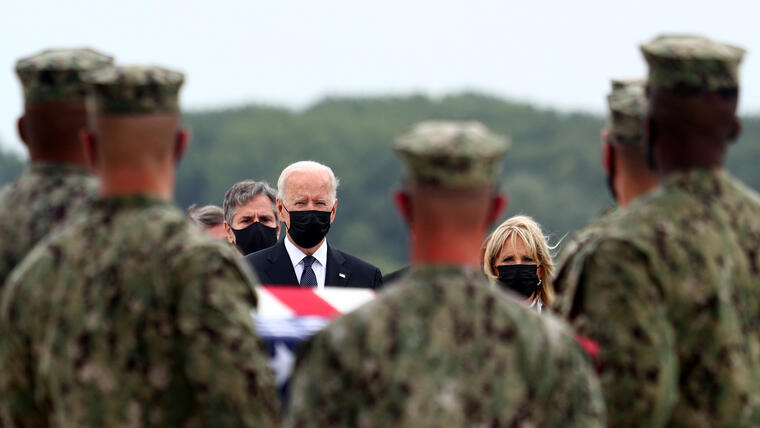 El presidente, Joe Biden, y la primera dama, Jill Biden, asisten al traslado digno de los restos de los miembros del servicio militar que murieron en un atentado suicida en el aeropuerto de Kabul, en la Base de la Fuerza Aérea de Dover, Delaware, el 29 de