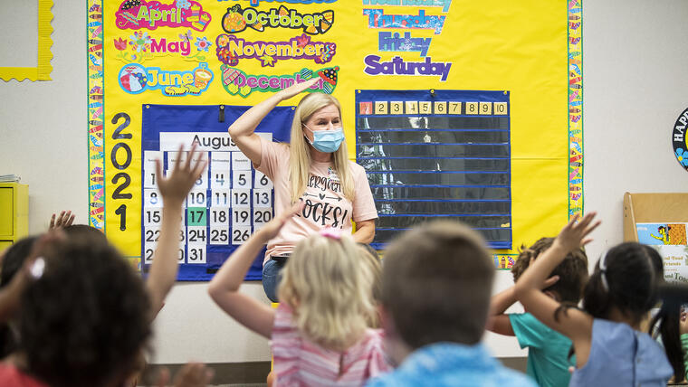 Una profesora canta una canción con sus estudiantes en una escuela de Laguna Niguel, California. 