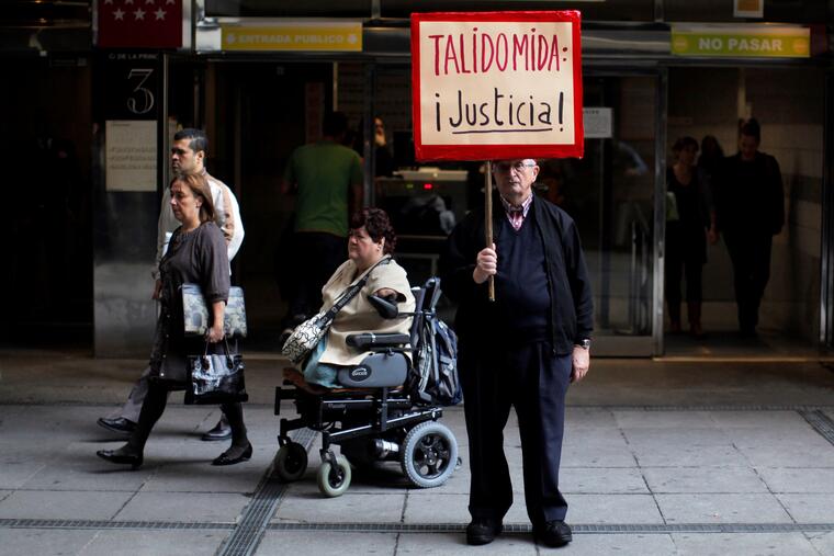 En una imagen del 2013, una víctima de la talidomida en España sale de una corte en Madrid donde se juzgaba si la farmaceutica alemana Gruenenthal debía compensar a una veintena de españoles que nacieron con malformaciones congénitas a causa del medicamen