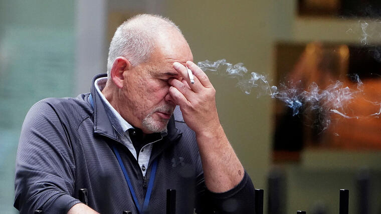 Un hombre fuma un cigarrillo fuera de la Bolsa de Valores de Nueva York en Manhattan, la ciudad de Nueva York, el 5 de noviembre de 2020.
