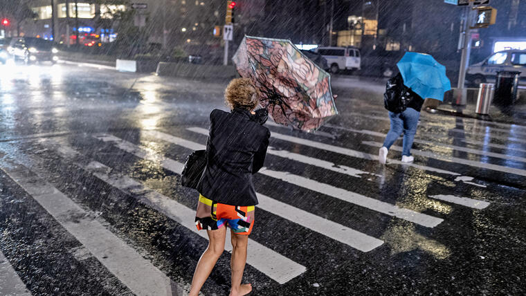 Los peatones se refugian cerca de Columbus Circle en Nueva York el miércoles 1 de septiembre de 2021, embestidos por los restos del huracán Ida, que se mantuvo poderoso a lo largo de la costa este.