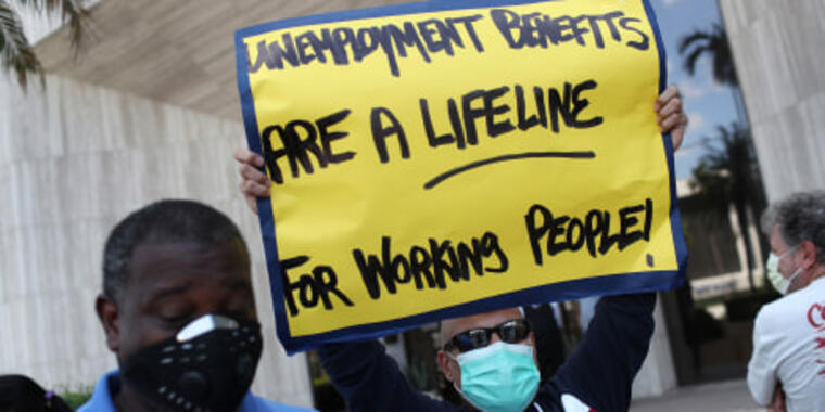 De cada ocho trabajadores que perdieron los beneficios en los estados donde ya finalizaron los programas de ayuda, solo uno encontró empleo, según una investigación reciente.