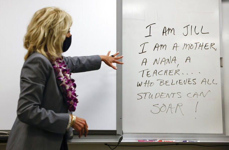 La primera dama Jill Biden visita en mayo 2021 un salón de clases en la escuela secundaria Glendale en Salt Lake City. Carlos Barria | Pool vía AP